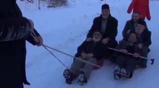 Srandy kopec! Dědouškové z&nbsp;Turecka si užívají sníh víc než děti! VIDEO