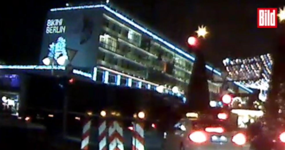 Taxikář natočil, jak se kamion řítí na&nbsp;vánoční tržiště v&nbsp;Berlíně. Pak nastala panika