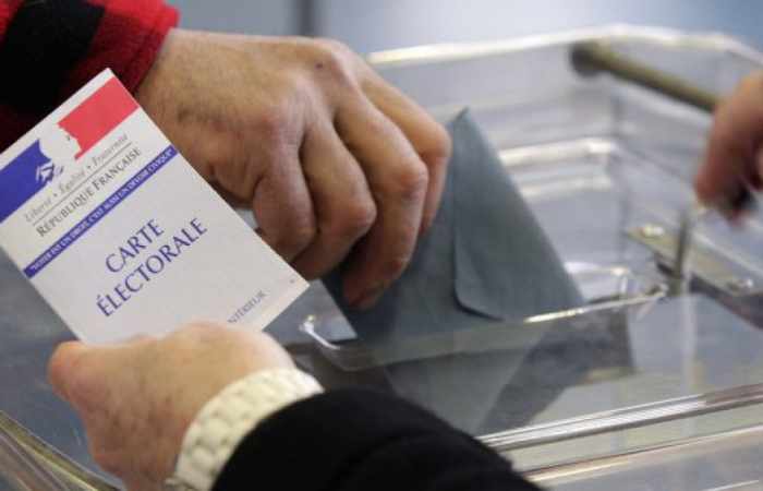 Ve Francii začalo první kolo prezidentských voleb