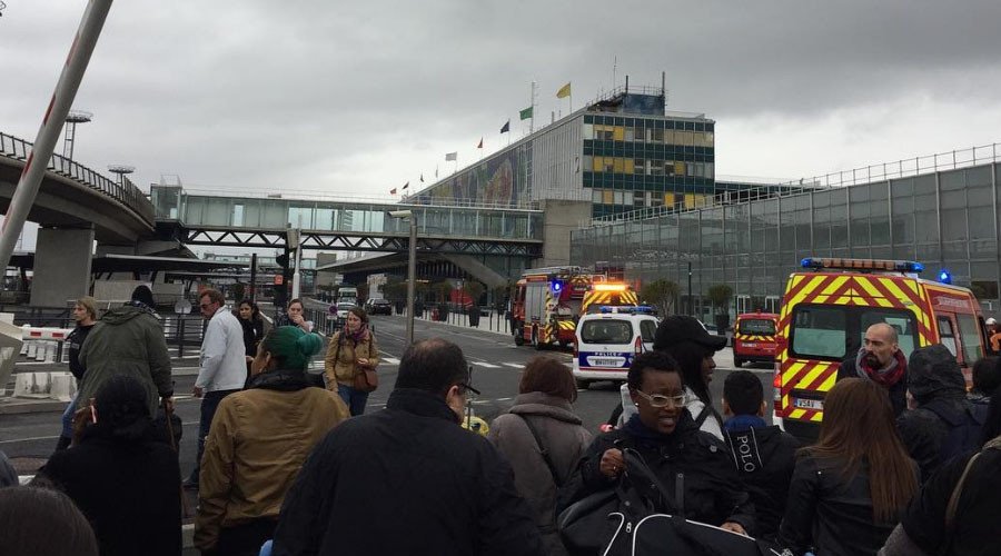 Střelba na pařížském letišti Orly. Islámský extremista přepadl vojenskou hlídku