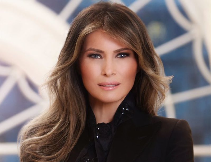 První dáma Melania Trump zveřejnila oficiální portrét! A&nbsp;je z&nbsp;toho pozdvižení. FOTO