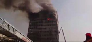 Při požáru v&nbsp;Teheránu spadla výšková budova! Na&nbsp;místě je 38 raněných. VIDEO