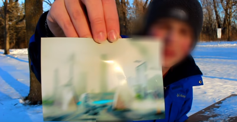 Muž tvrdí, že cestoval do roku 6000. Přivezl si FOTOGRAFII jako důkaz!