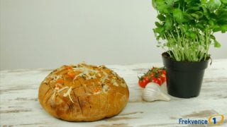 Chuťovky Frekvence 1: Trhací chléb plněný rajčaty, špekem a&nbsp;sýrem