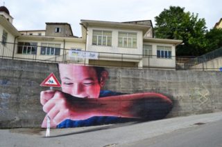 GALERIE: Umělec si umí krásně hrát s&nbsp;okolím! Jeho malby vás dostanou