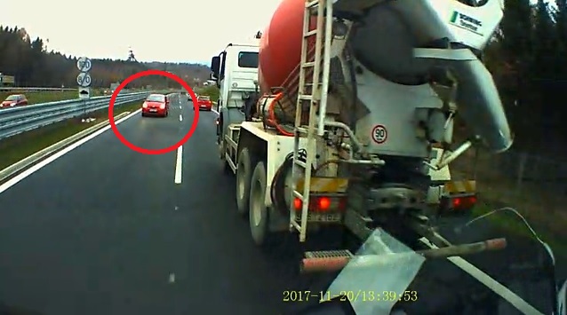 VIDEO: Důchodce (86) jel na dálnici v protisměru, hrozí mu až pět let
