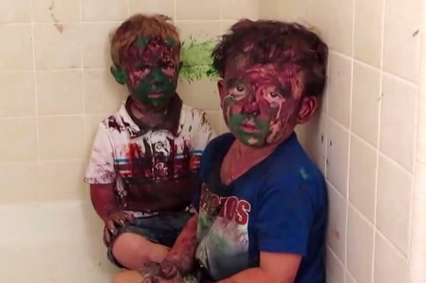 VIDEO: Tatínek nechal děti chvíli v&nbsp;koupelně samotné. Byl na&nbsp;mrtvici, když se vrátil zpátky!
