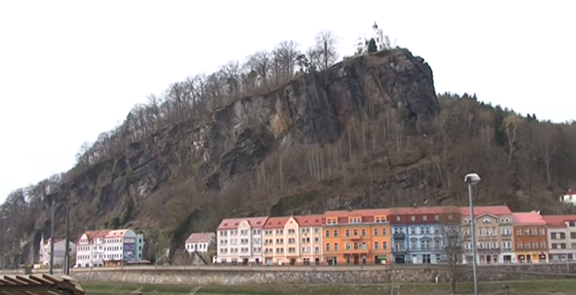 Skalní masiv v centru Děčína se bortí, město evakuuje 20 lidí