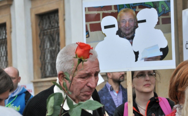 Zemřel dědeček chlapců Michalákových, s vnuky se už nesetkal