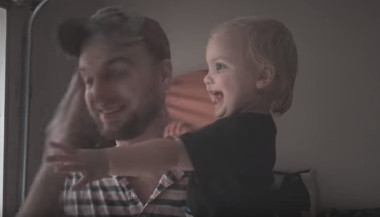 VIDEO: Holčička uviděla poprvé v&nbsp;životě déšť. Její reakce vás dostane!