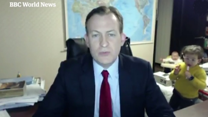 Nejvtipnější VIDEO týdne: Živé vysílání BBC vyrušily děti! Seriózní rozhovor byl v&nbsp;troskách