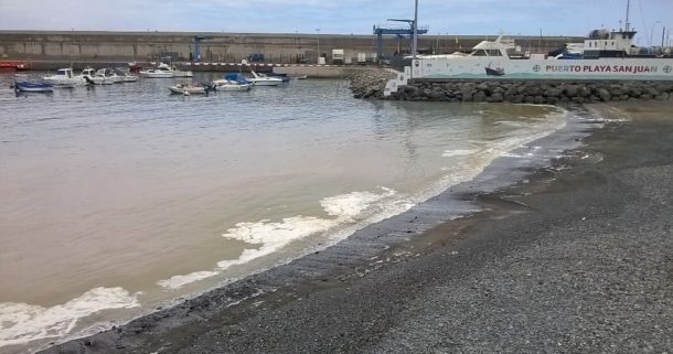 U Kanárských ostrovů je hnědé moře, zamořují jej sinice