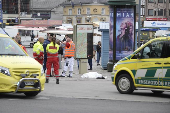 Drama ve Finsku. Útočník pobodal několik lidí, napadl i&nbsp;ženu s&nbsp;kočárkem. VIDEO