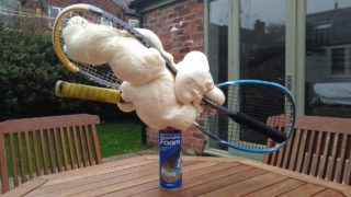 Muže čekalo na&nbsp;zahradě překvapení! Umění číhá všude, dokonce i&nbsp;v&nbsp;montážní pěně