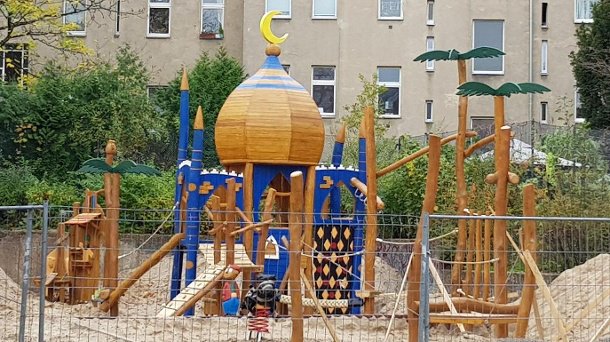 Mešita, nebo pohádkový hrad? Dětské hřiště s&nbsp;věžičkou s&nbsp;půlměsícem vyvolalo poprask