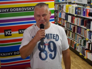 Pracuji na&nbsp;tom, aby se ukázalo, že vrahem nejsem, řekl omilostněný Kajínek na&nbsp;kritizované autogramiádě