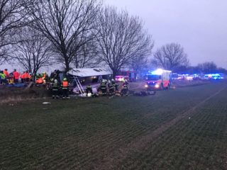 Při nehodě autobusu v&nbsp;Horoměřicích zemřeli tři lidé, 45 zraněných