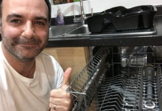 Věděli jste o&nbsp;tom? Muž objevil neskutečný trik s&nbsp;myčkou na&nbsp;nádobí!