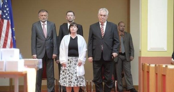 AUDIO: Prezident chce být modelem! Nafotí akty v plavkách?
