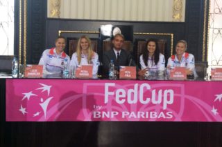 FOTO: Bouček z&nbsp;Frekvence 1 moderoval losování Fed Cupu!