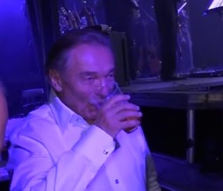VIDEO: Karel Gott pije na&nbsp;turné pivo! Podívejte se