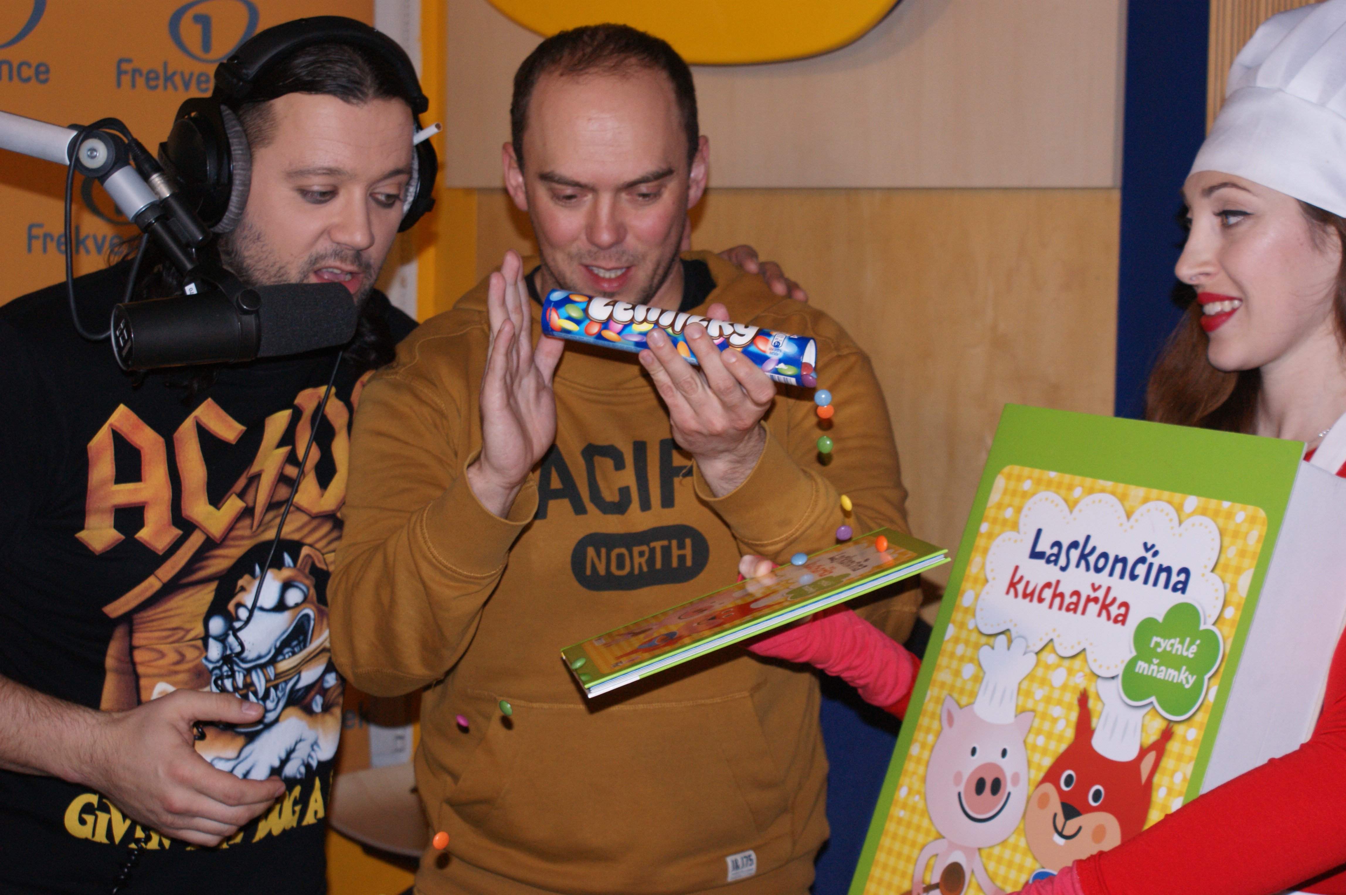 FOTO: Ruda a Láďa Hruška křtili ve vysílání kuchařku! Podívejte se