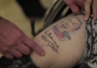 VIDEO: Mladík má vytetovaného Gotta na stahně! Podívejte se