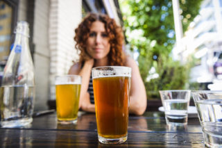 Dámský klub se ptá: Měla by být voda levnější než pivo?