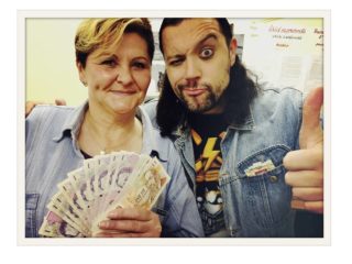 FOTO: Švadlena Eva z&nbsp;Kutné Hory vyhrála 20&nbsp;500&nbsp;Kč! Ruda jí je předal osobně!