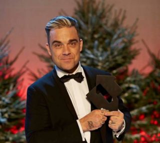 Nepřehání to už? Zpěvák Robbie Williams také podlehl plastikám. GALERIE