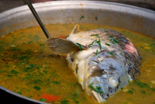 Babicův sobotní recept: Kapří polévka s&nbsp;pórkem a&nbsp;paprikou!