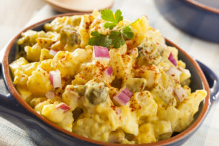 Babicův nedělní recept: Teplý bramborový salát!
