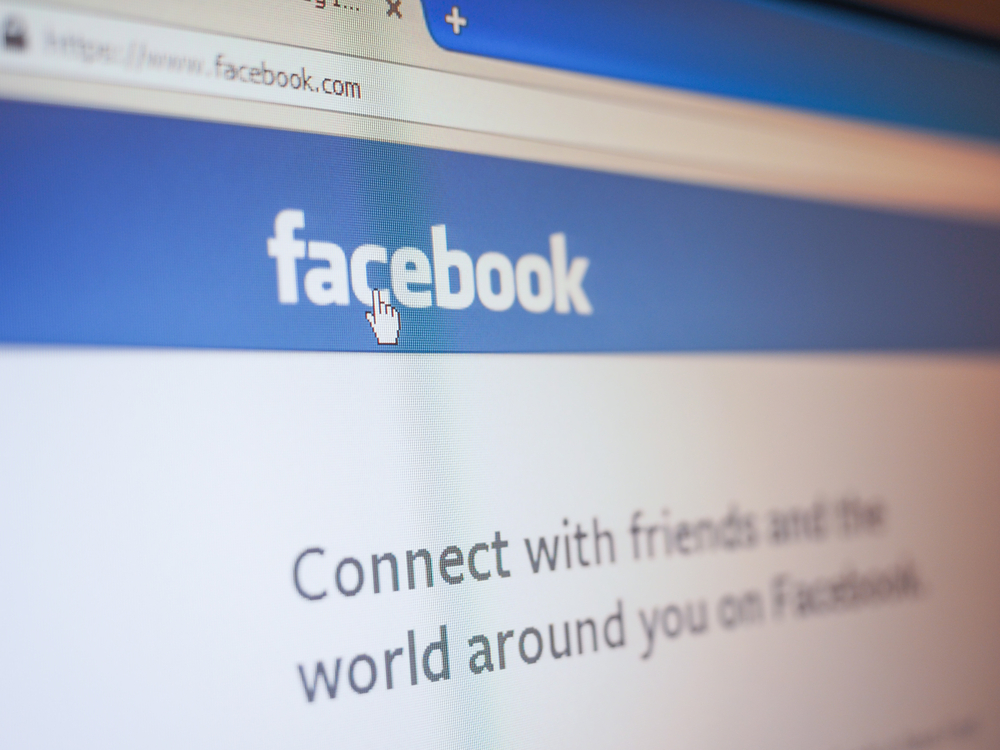 Pozor na to, co píšete na Facebooku. Za hloupé poznámky o terorismu hrozí postih