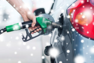 Benzín i&nbsp;nafta dál zlevňují! Rozdíl na&nbsp;nádrži je až 500 korun