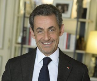 VIDEO: Jak se exprezident Sarkozy procpal na&nbsp;foto státníků v&nbsp;Paříži! Podívejte se