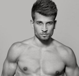 FOTO: Tenhle fešák nás reprezentuje na&nbsp;soutěži Muž světa! Mrkněte na&nbsp;jeho fotky
