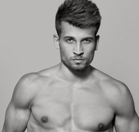 FOTO: Tenhle fešák nás reprezentuje na&nbsp;soutěži Muž světa! Mrkněte na&nbsp;jeho fotky