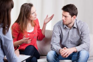 Dámský klub: Je lepší přizpůsobit se názorům partnera?