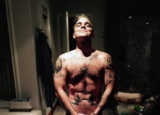 FOTO: Úplně nahý Robbie Williams! Podívejte se, co provedl v&nbsp;den svých narozenin