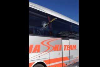 VIDEO: Muž sundal lyži vykopnutím! Ta pak vysklila autobus