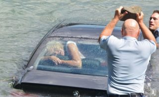 FOTO: Žena se topila v&nbsp;autě! Policisté ji zachránili