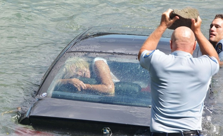 FOTO: Žena se topila v autě! Policisté ji zachránili