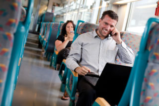 Dámský klub se ptá: Jezdíte raději vlakem nebo autobusem?