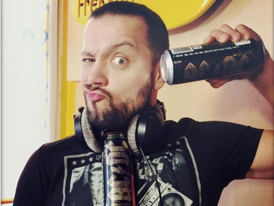 FOTO: Rudovi přišlo do rádia pivko s logem AC/DC!