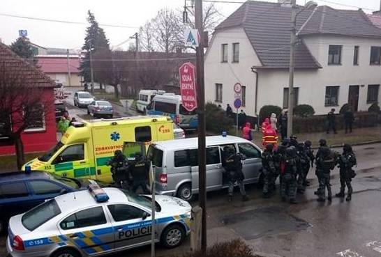 AKTUALIZOVÁNO: Střelec v Uherském Brodě je mrtvý, ministr potvrdil osm obětí