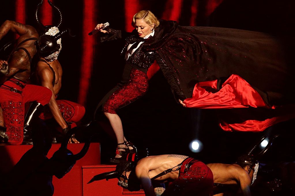 VIDEO: Zpěvačka Madonna se během vystoupení zřítila ze schodů
