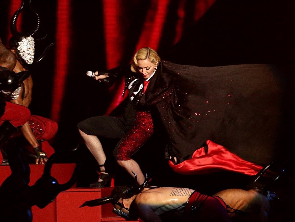 VIDEO Madonna po pádu: Jsem v pohodě, nic mě nezastaví!