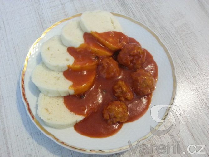 Babicovo menu: Knedlíčky v&nbsp;rajčatové omáčce * Skořicová bageta