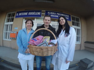 VIDEO: Frekvence 1 dovezla další snídani! Pochutnaly si na&nbsp;ní sestřičky z&nbsp;Bulovky