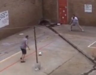 VIDEO: Krejčíř hraje ve vězení fotbal s&nbsp;atletem Pistoriusem!